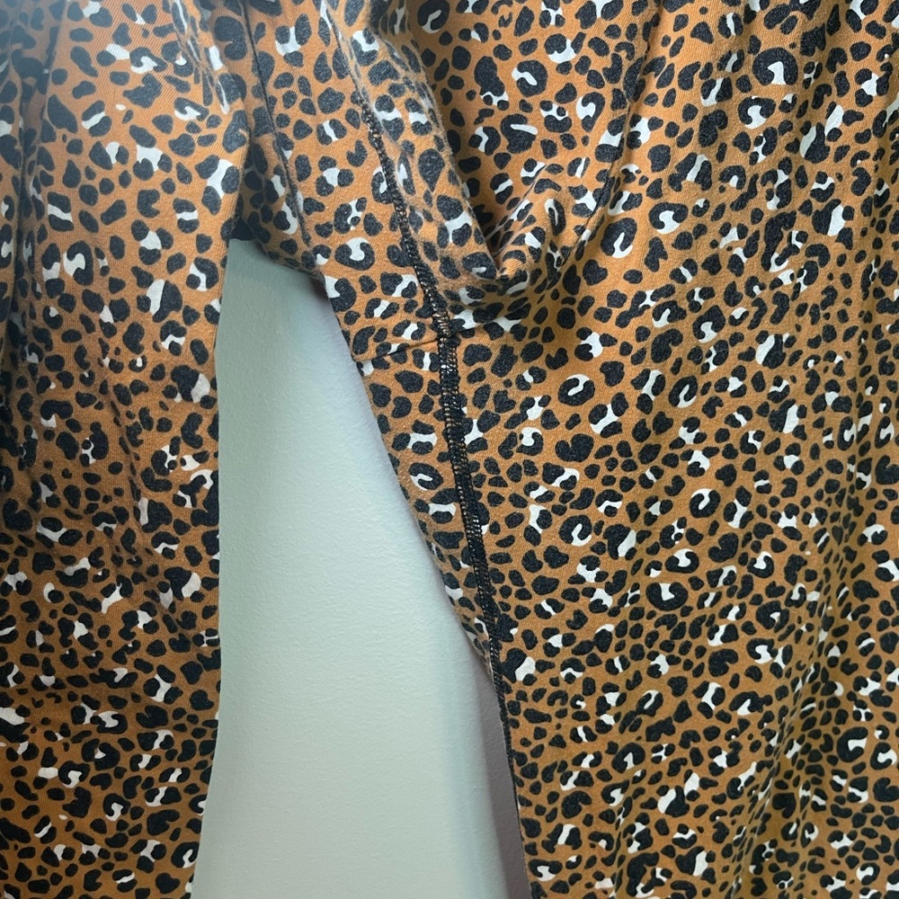 Nike Women’s Cheetah Animal Print  Comfort Soft Leggings size Medium - Picture 4 of 10